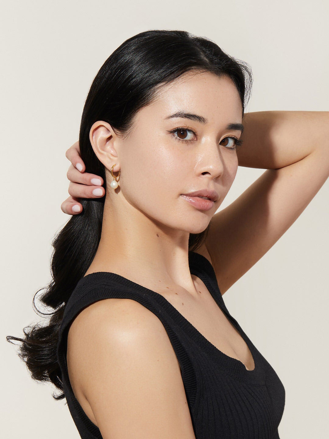 Medium Frida Pearl Hoops, GOLD, alternate image number 2