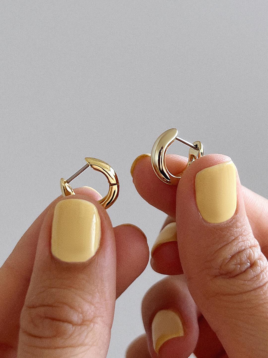 Bold Huggie Hoops - Giulia, GOLD, alternate image number 2