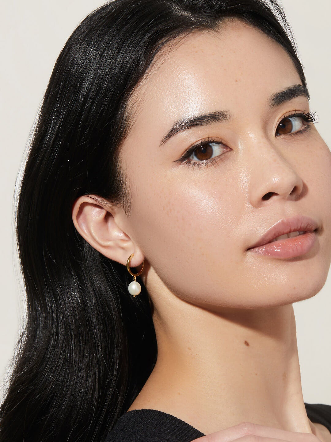 Medium Frida Pearl Hoops, GOLD, alternate image number 4