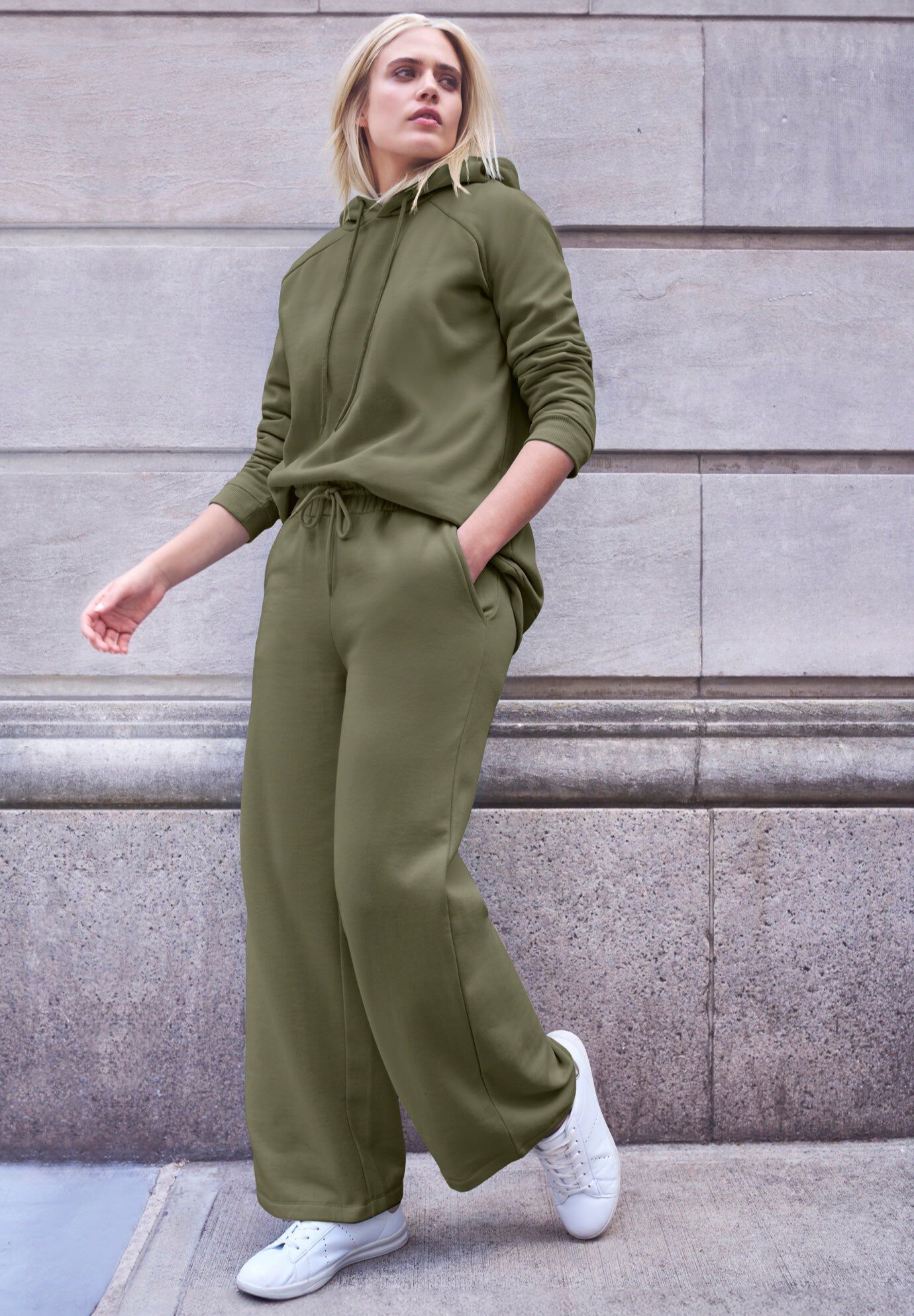 Wide Leg Fleece Sweatpant With Drawstring Waist