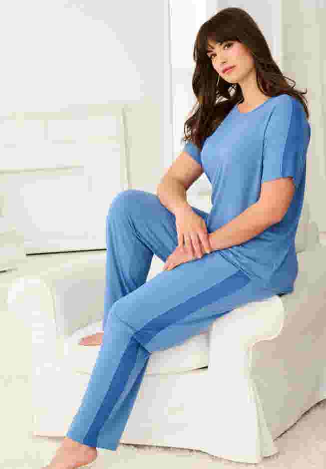 Lounge Set with Mesh Detail image number 3