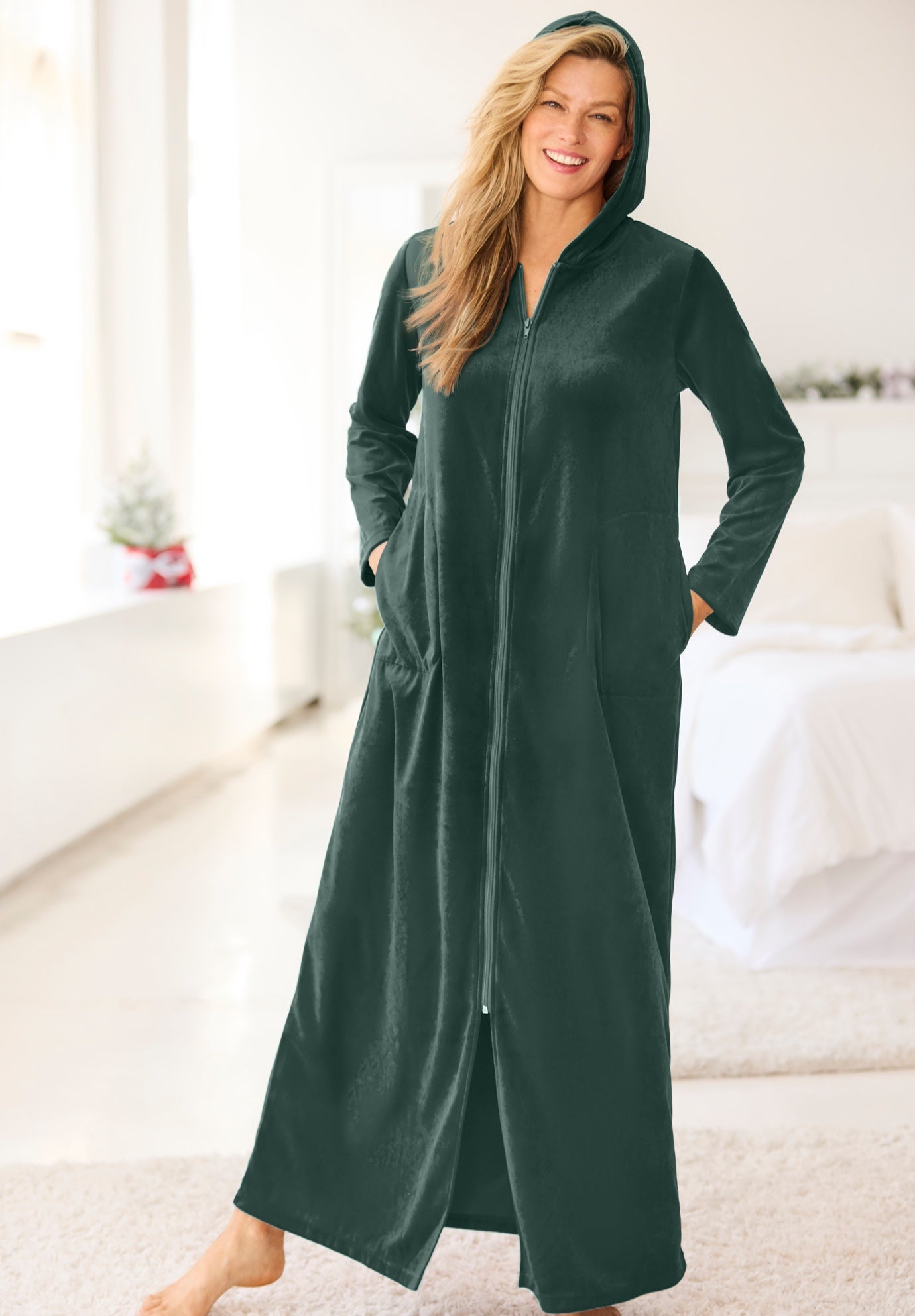 Dreams & Co&reg; Hooded Velour Robe image number 4