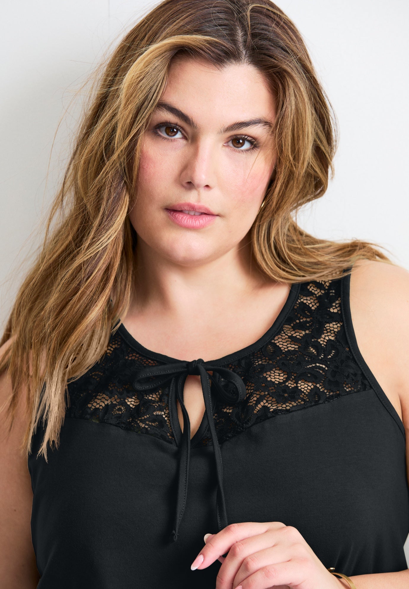 Lace Yoke Detail Tank image number 3