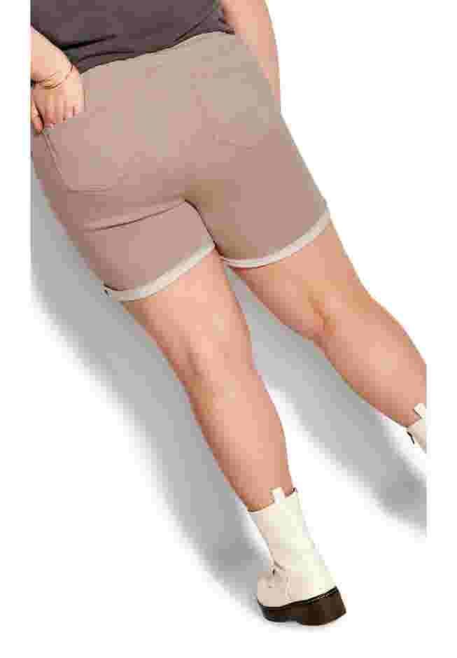 Mavis Short image number 7