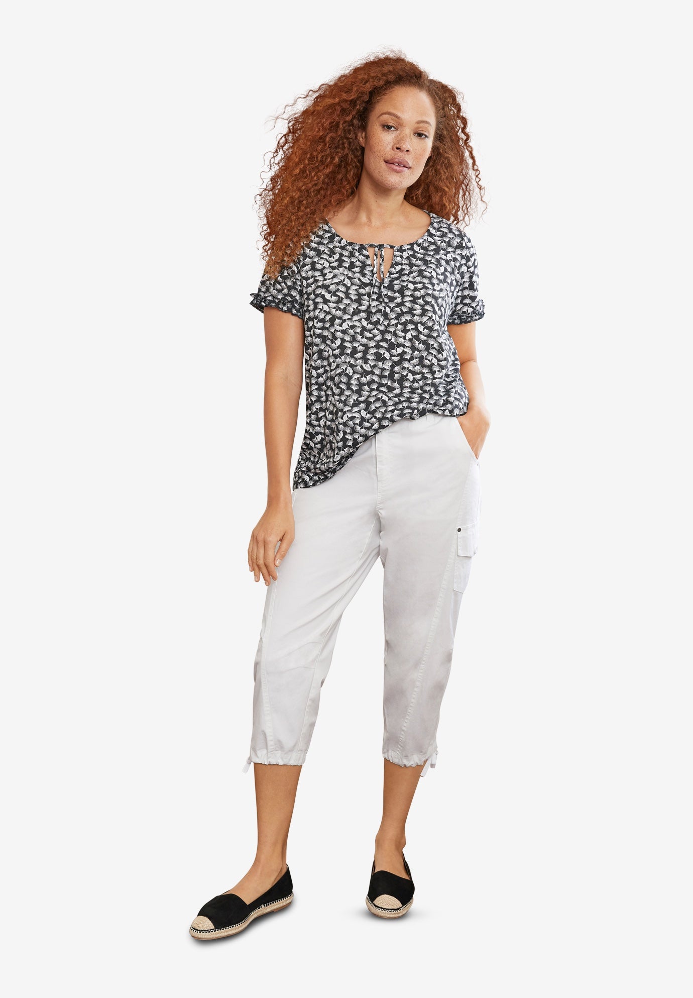 Mid-Rise Stretch Cotton Cargo Capris image number 0