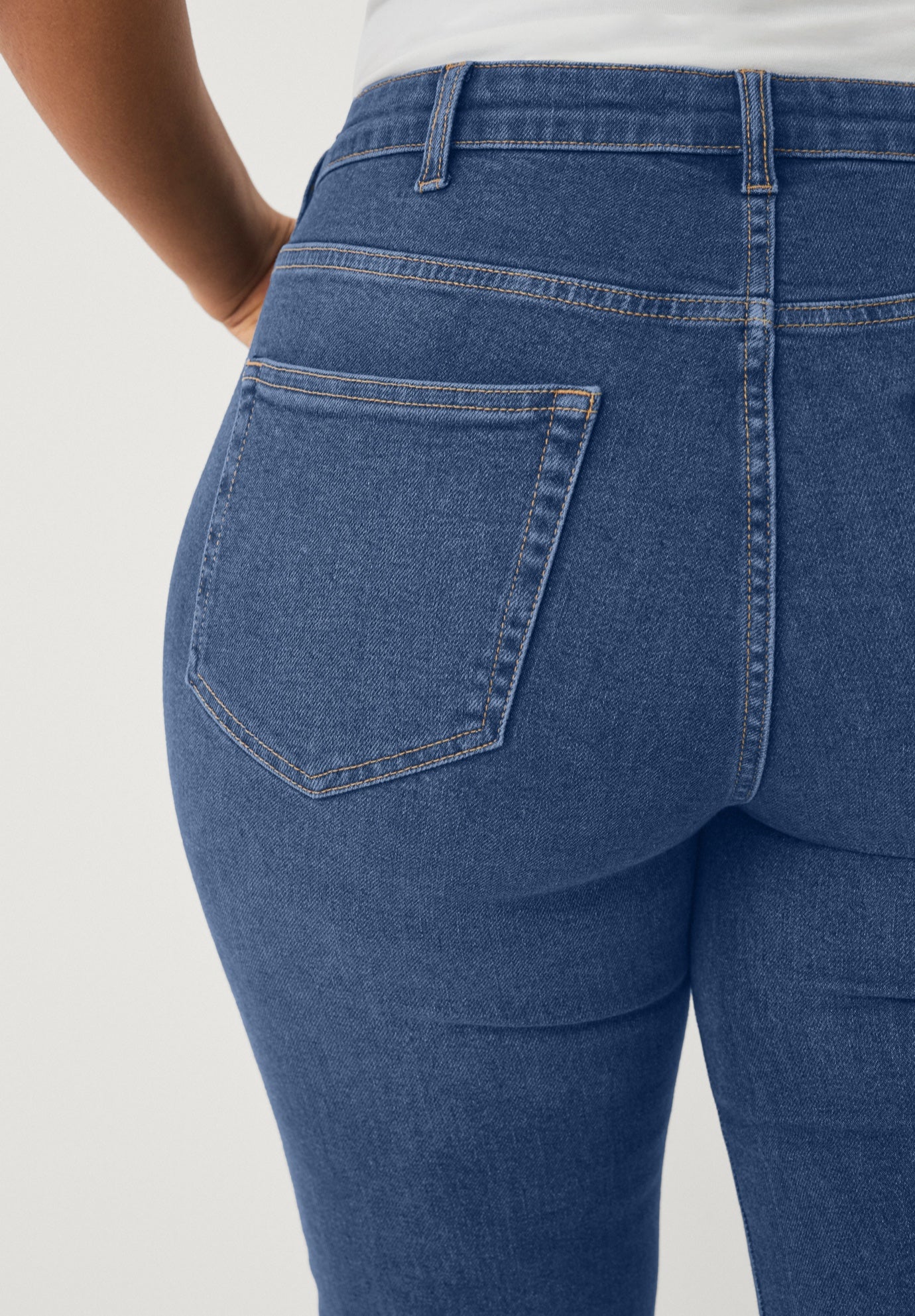 Mid-Rise Comfort Stretch 5-Pocket Bootcut Jeans image number 2