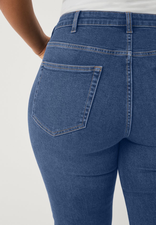 Mid-Rise Comfort Stretch 5-Pocket Bootcut Jeans image number 2