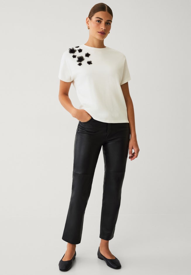Crew Neck Short Sleeve Tee With Applique image number 2